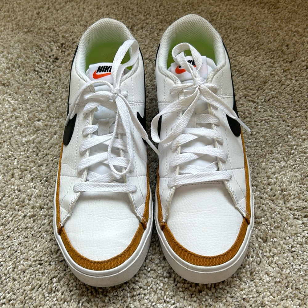 Women's Nike court legacy